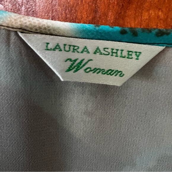 Laura Ashley size 3 woman’s blouse. - Picture 10 of 15